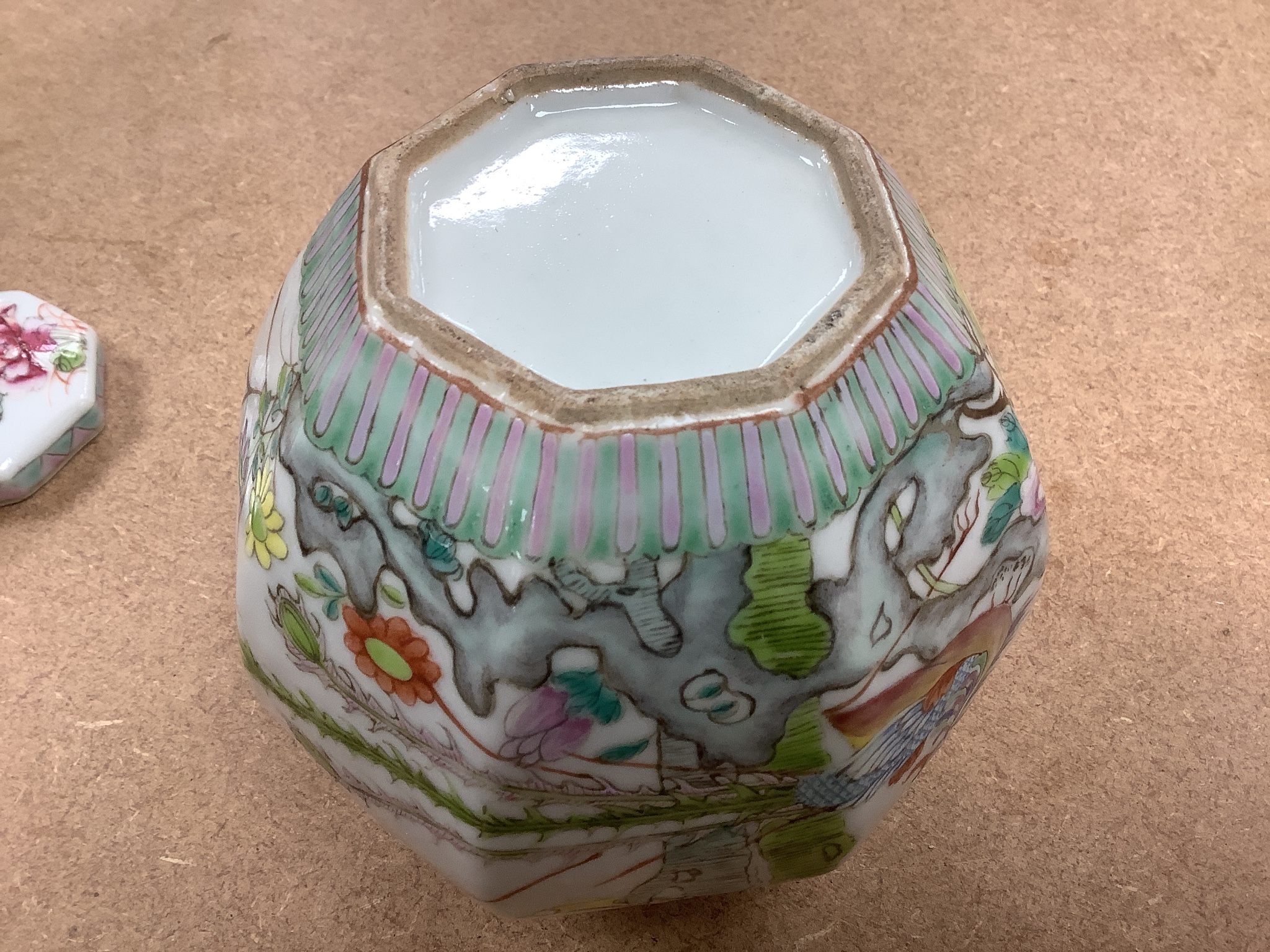 A Chinese Qianlong famille rose patty pan, and a 19th century Chinese ginger jar and cover (2)